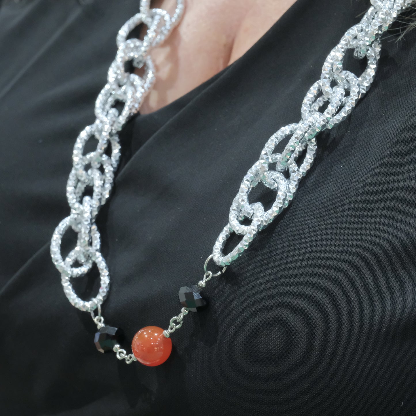 Collana in acciaio battuto e pietre dure