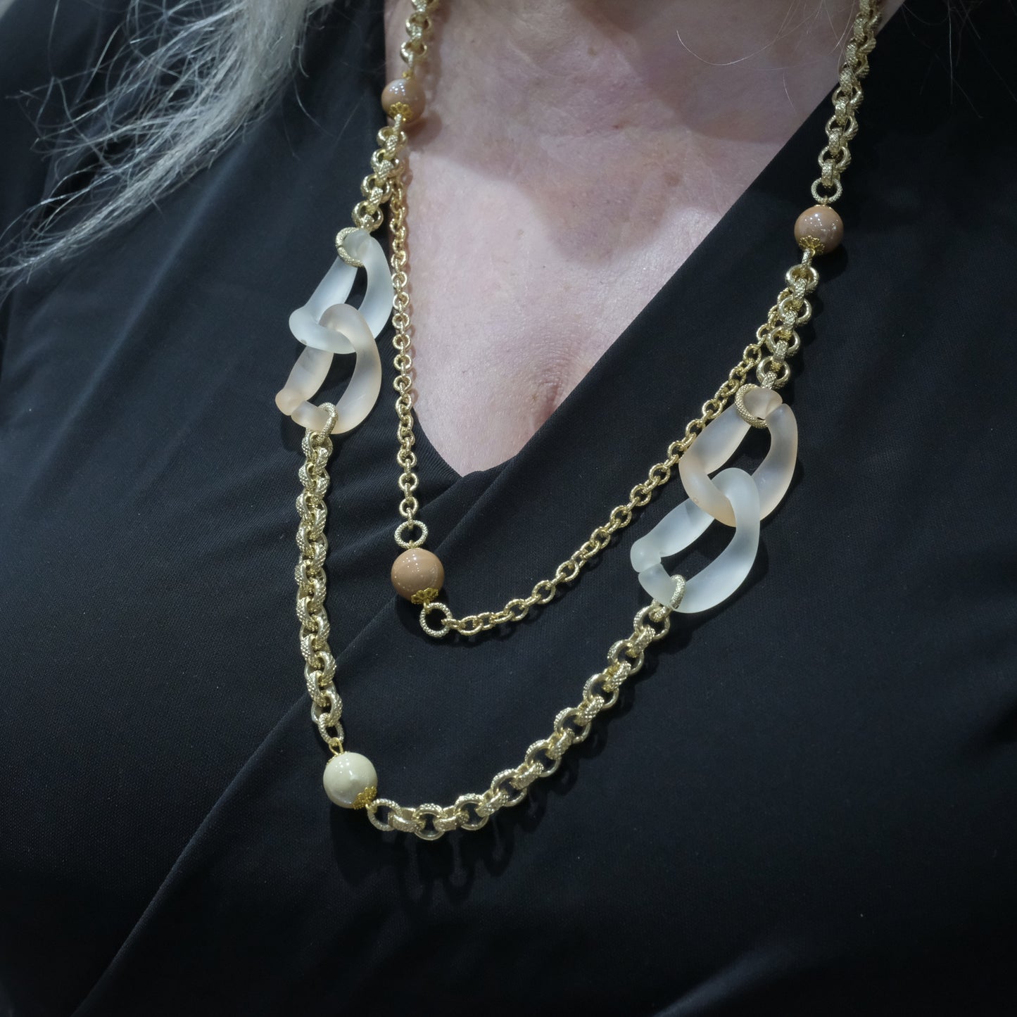 Collana in acciaio martellato e pietre dure