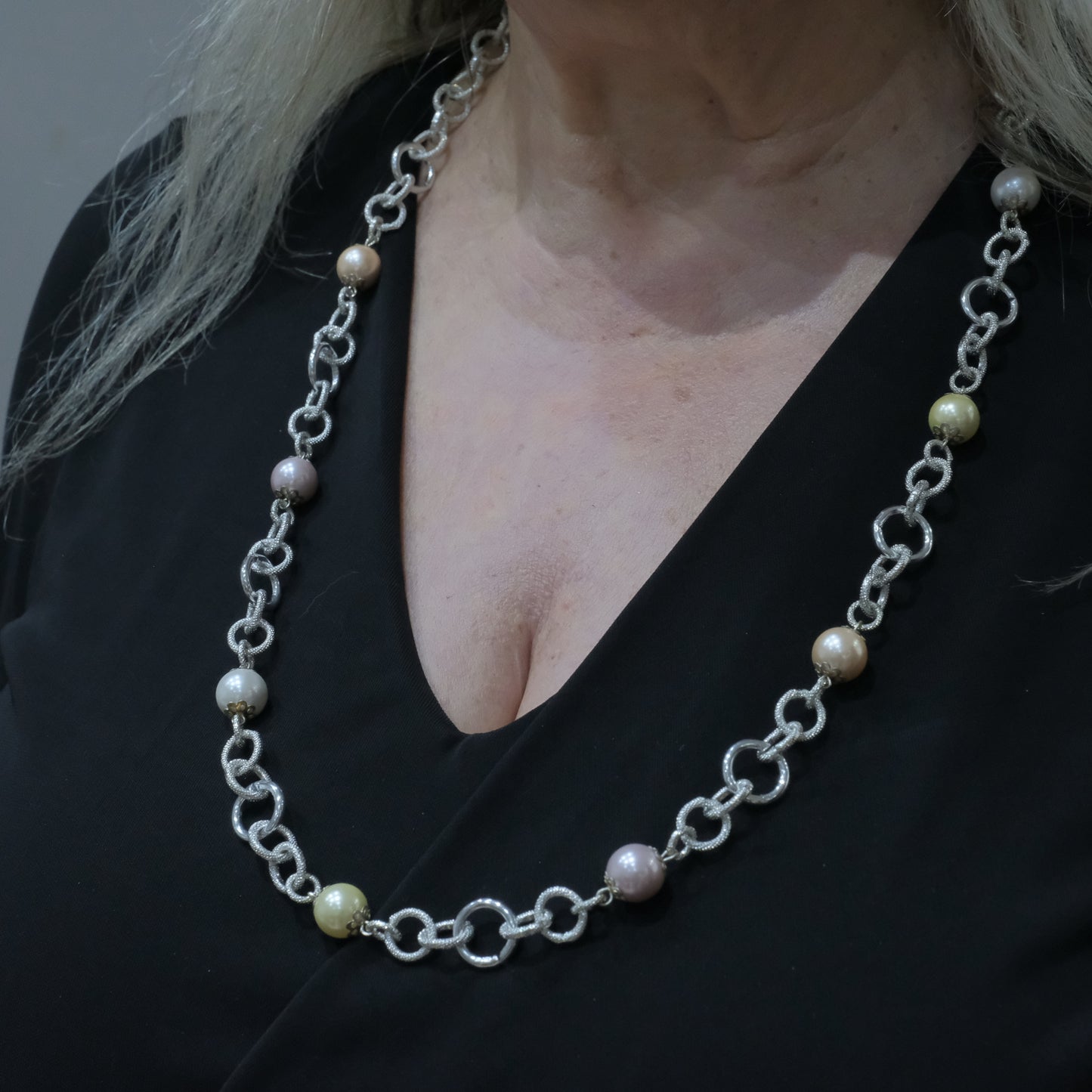 Collana in acciaio e pietre dure