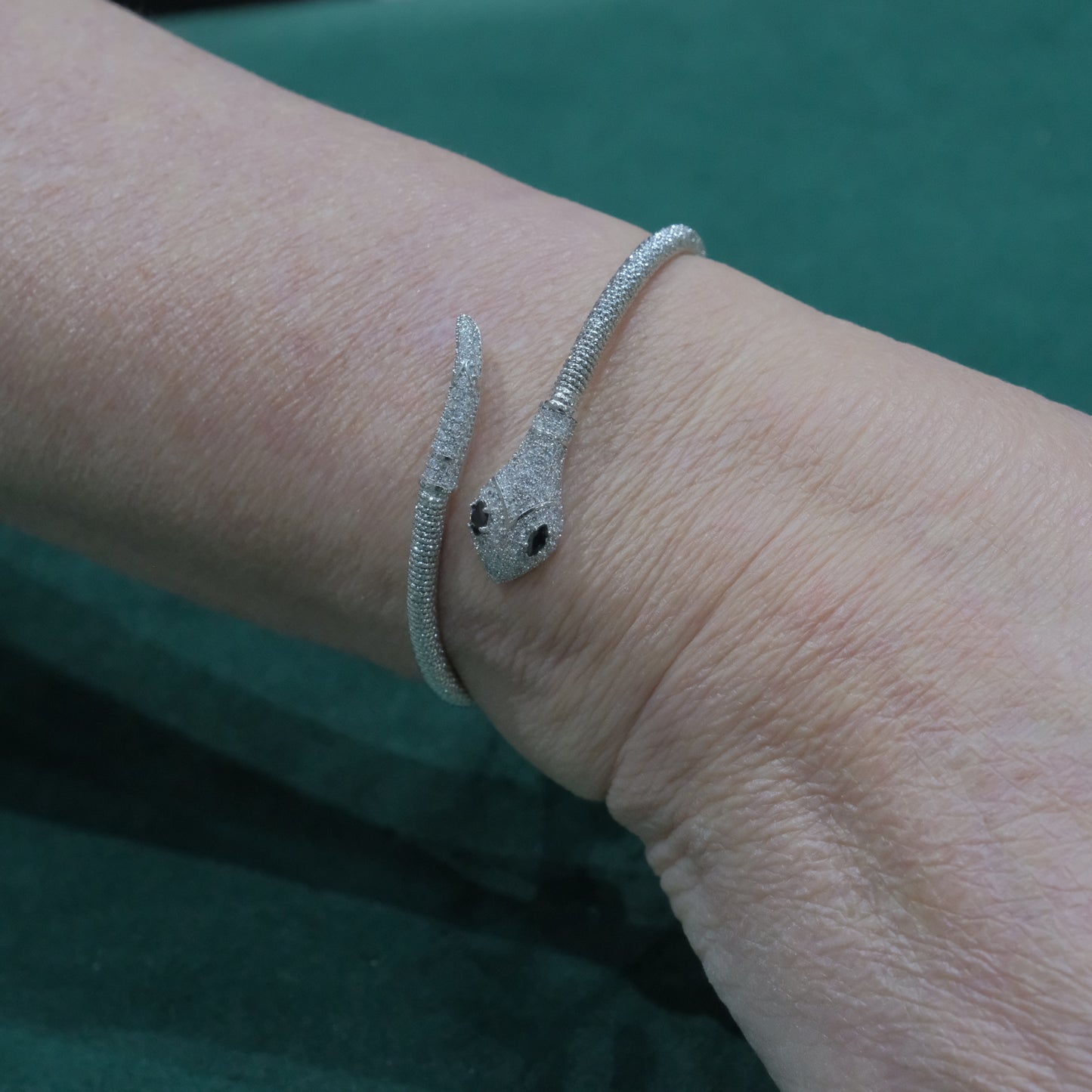 Bracciale in acciaio con zirconi