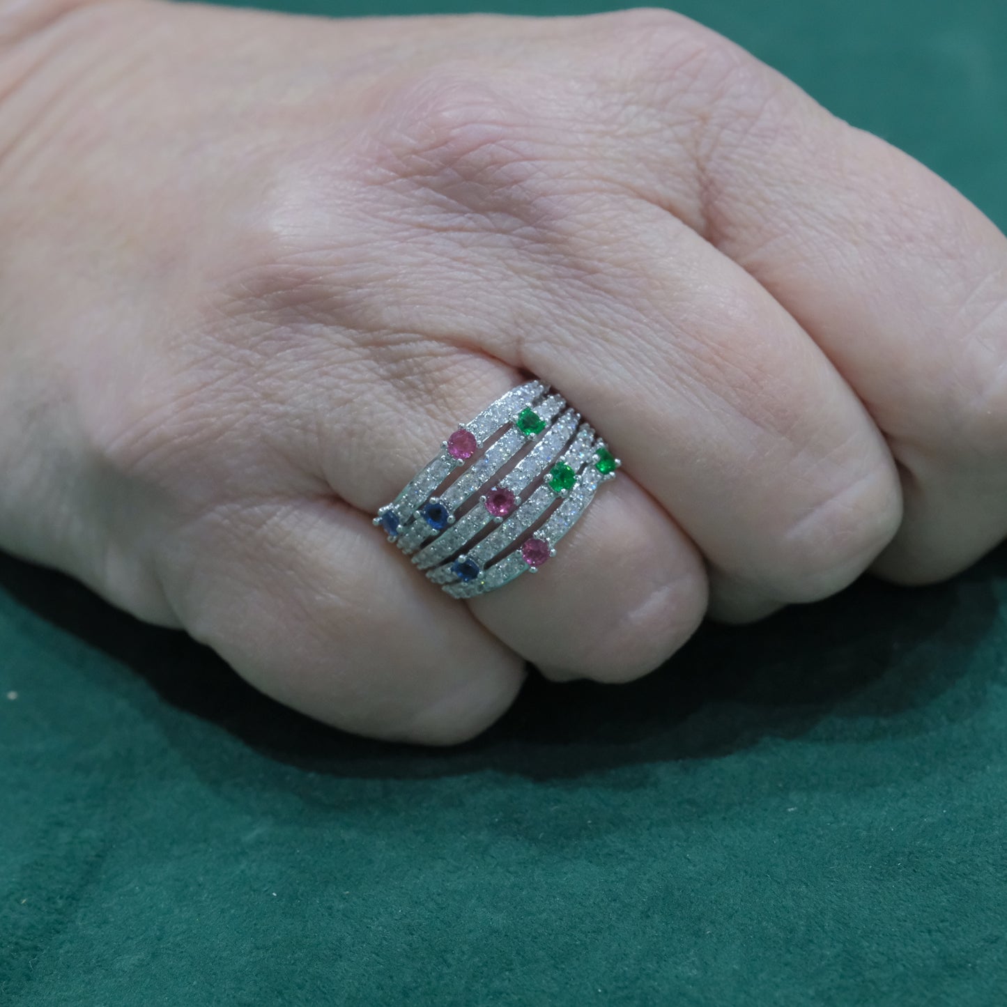 Anello in acciaio e zirconi