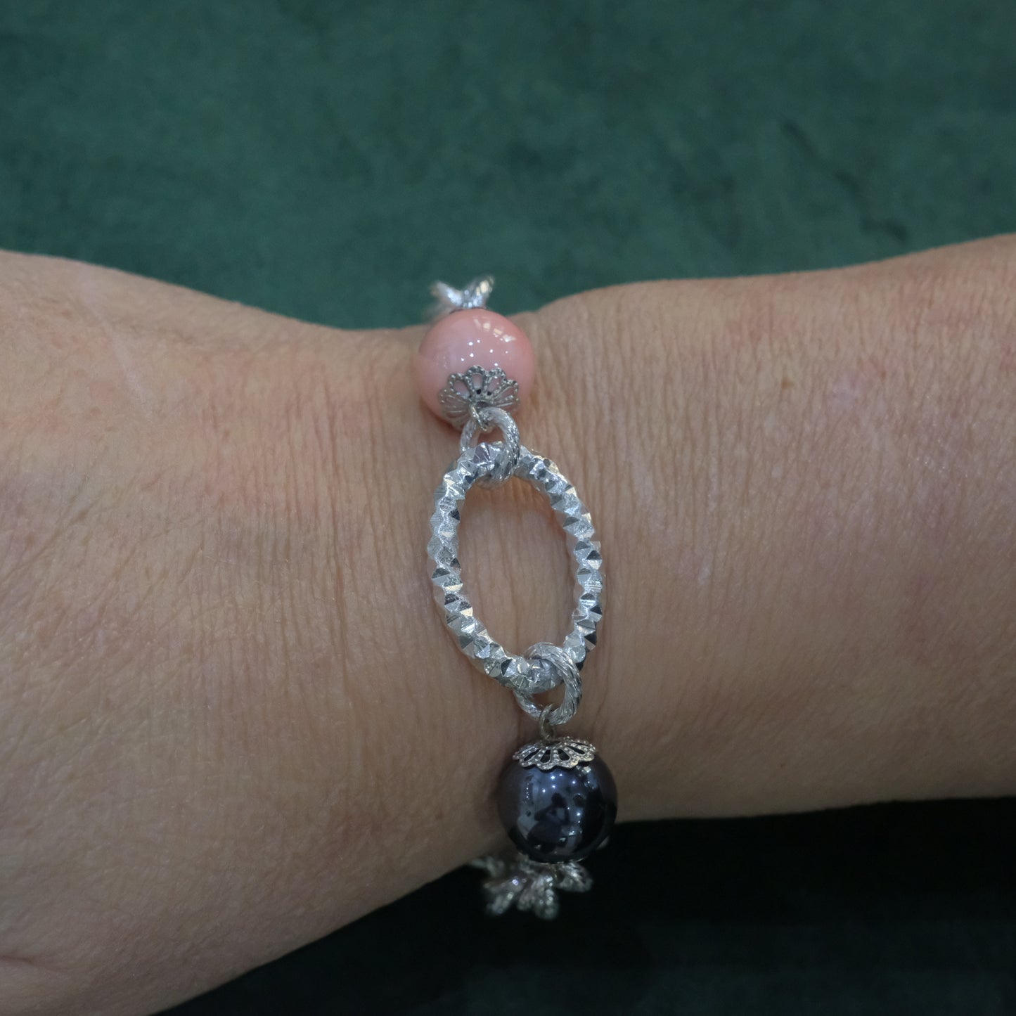 Bracciale in acciaio martellato e pietre dure