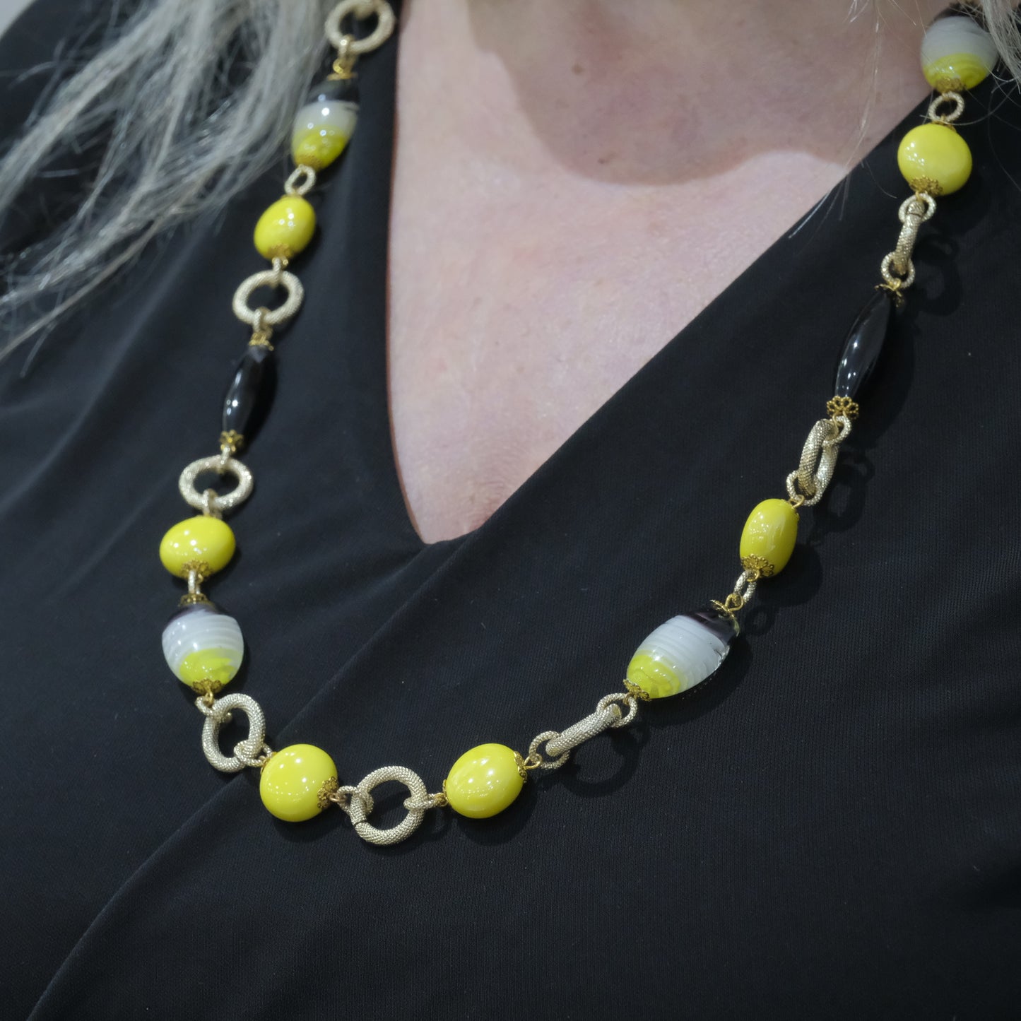 Collana in acciaio satinato e pietre dure