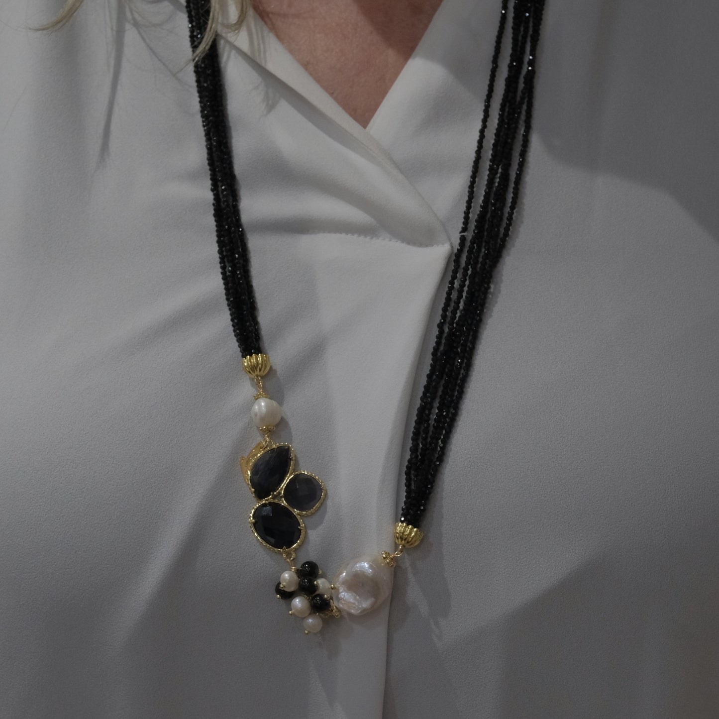 Collana di pietre nere con ciondolo in acciaio