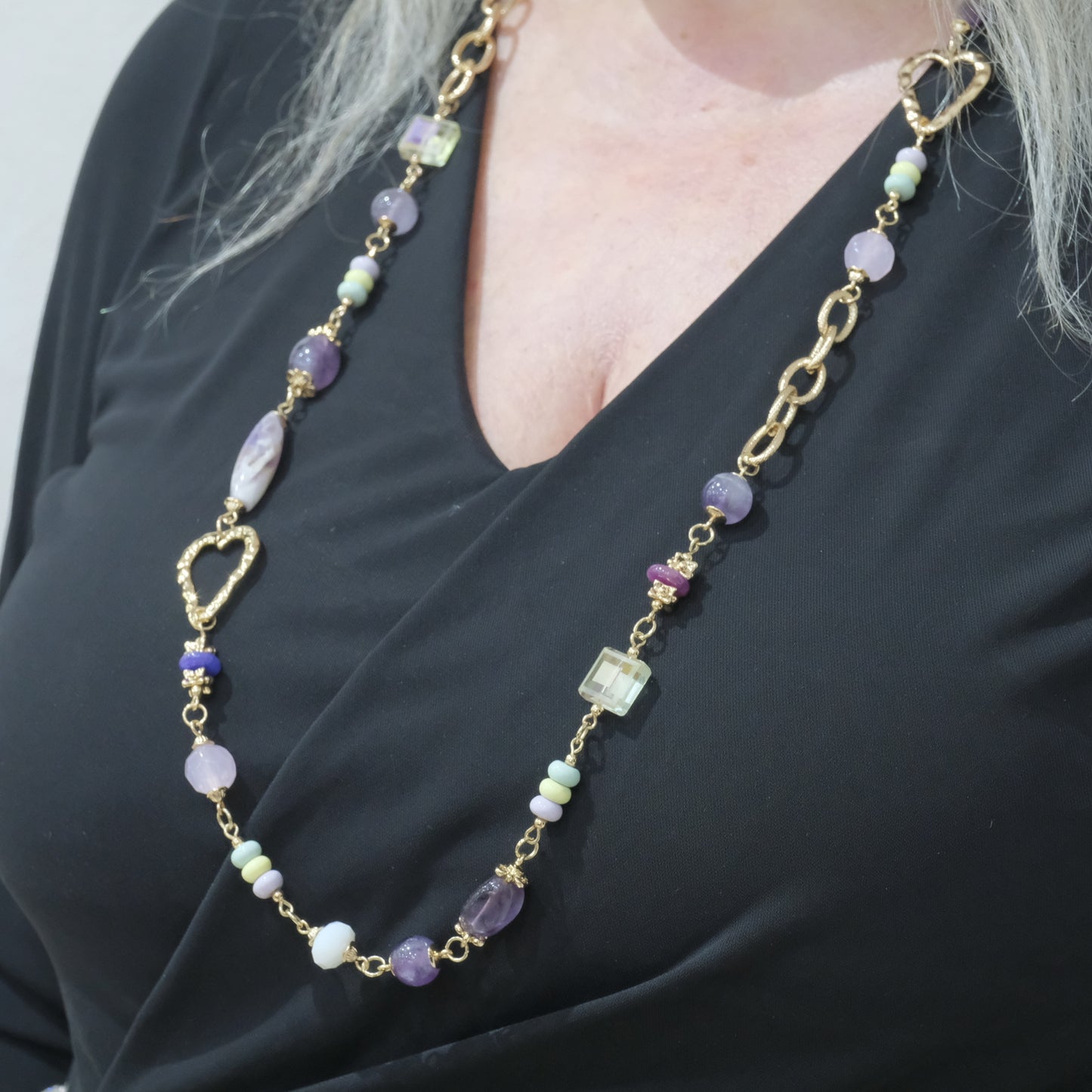 Collana in acciaio satinato, battuto e pietre dure