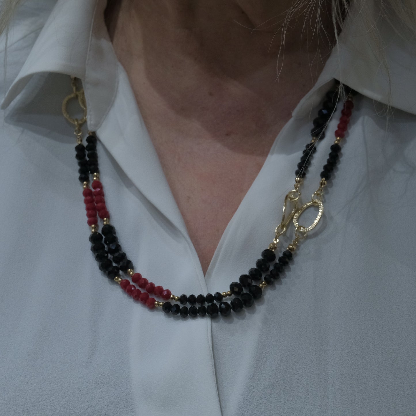 Collana in pietre dure e rifiniture in acciaio battuto