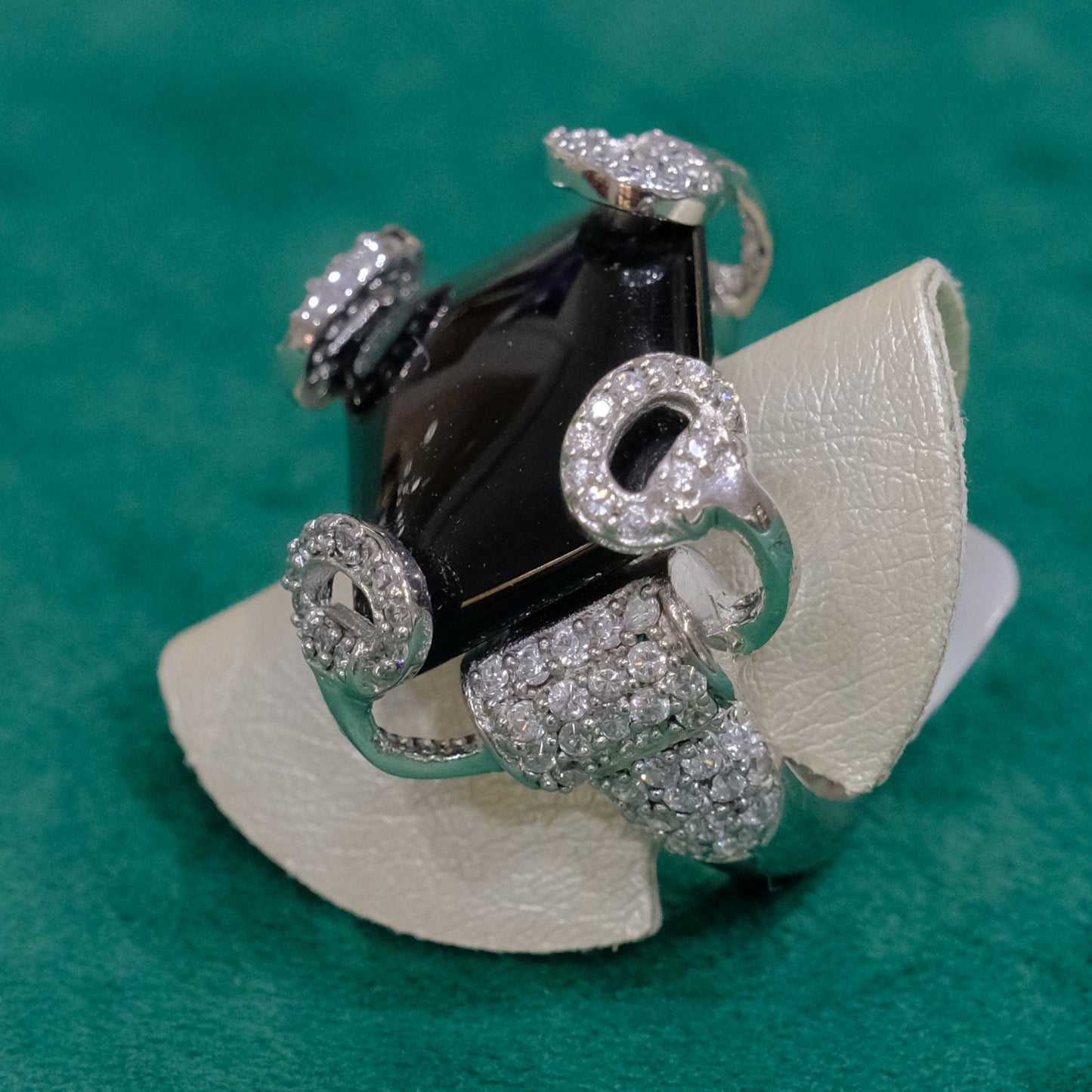 Anello in argento 925, regolabile, con zirconi e pietra nera
